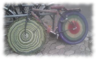 Fahrrad mit gestrickem Bezug berall, doch ohne Lenker.