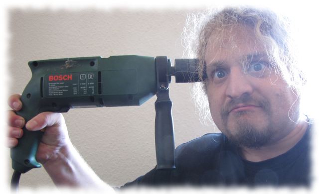 Ulf bohrt sich mit einer Schlagbohrmaschine ein Loch in den Schdel