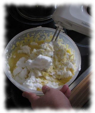 Der Eischnee wird VORSICHTIG untergehoben.