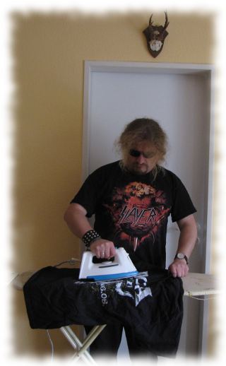 Hevy-Metal-Ulf bgelt unterm Rehgeweih.