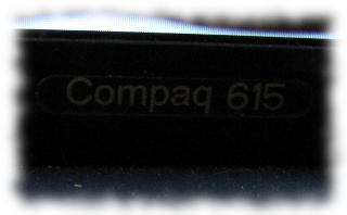 Logo Compaq auf dem Notebook.