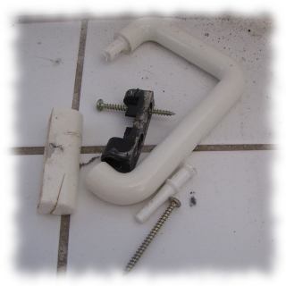 Die Tmmer des alten WC-Rollen-Halters.