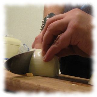 Ulf zerschneidet eine Zwiebel.