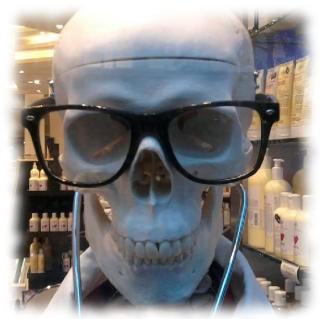 Skelett als Onkel Doktor.