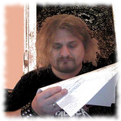 Musikredakteur Ulf sichtet Presseinformationen einer Band.