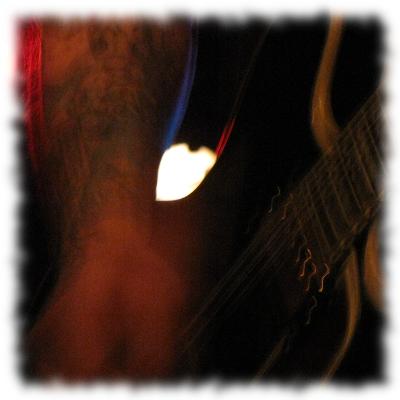Ausschnitt von Justin Greaves/Gitarre in Bewegung.
