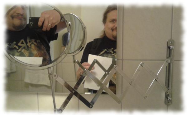 Extra Rasierspiegel an Schwenkarm.