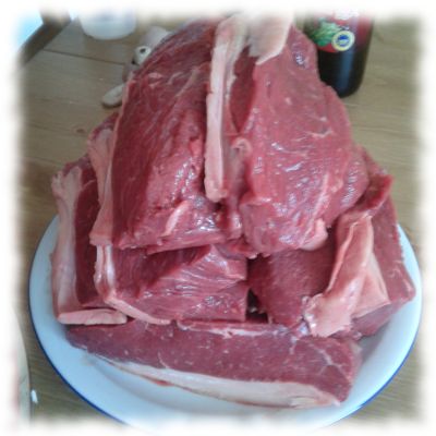 Rind, bereits in Scheiben geschnitten auf den Grill wartend.