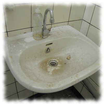 Das Waschbecken war auch nicht besser.