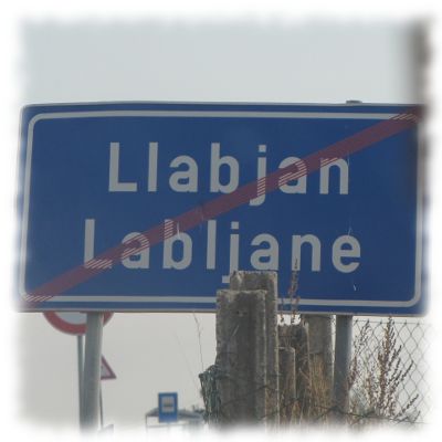 Ortsausgangsschild von Lljaban/Kosovo.