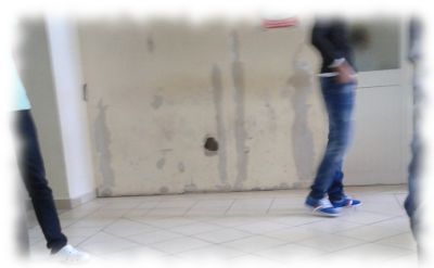 Kaputte Wand und Schmutz bei der Kinderkrebsstation in Tirana.