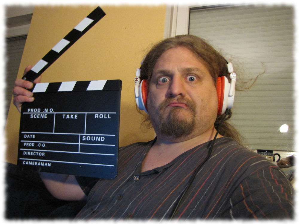 Ulf hlt eine Filmklappe.