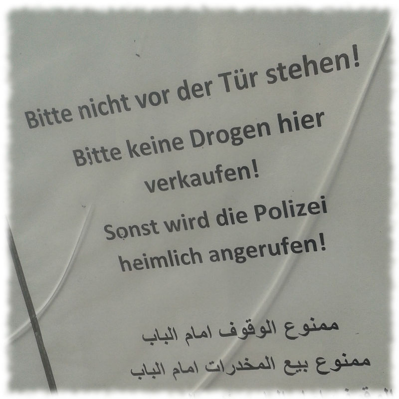 Bitte nicht vor der Tr stehen! Bitte keine Drogen hier verkaufen! Sonst wird die Polizei heimlich angerufen!