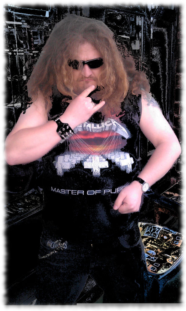 Ich posierend als bser Metalhead, Pommesgabel, offene lange Haare, Metallica-T-Shirt, Sonnenbrille, grimmiger Blick.