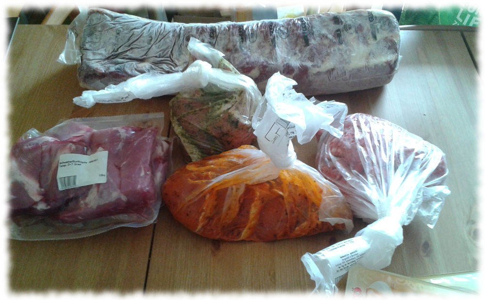Grillgut: Rumpsteak (6 Kilo am Stck, Nackensteaks, noch zu formendes Hackfleisch, Schweinefiletkpfe.
