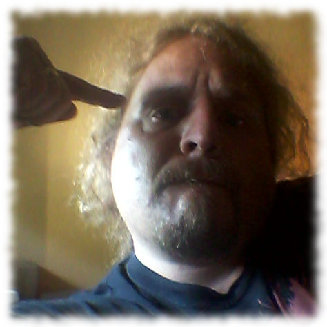 Mit dem Finger an die Stirn tippen.