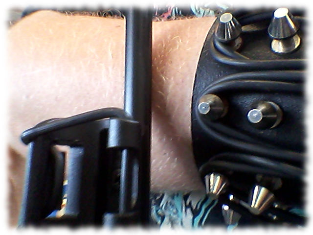 Nietenarmband mit Gummiringen.