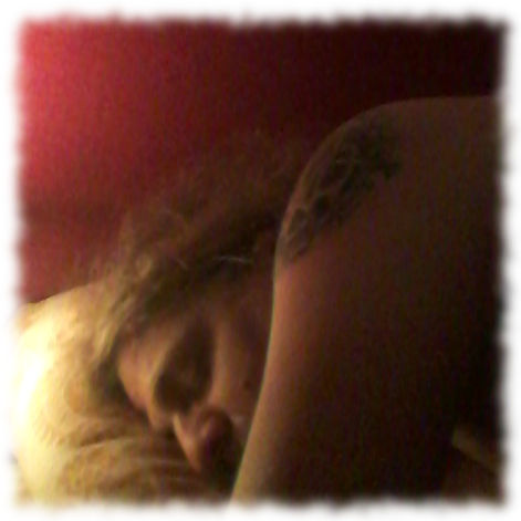 Schlafend im Bett.