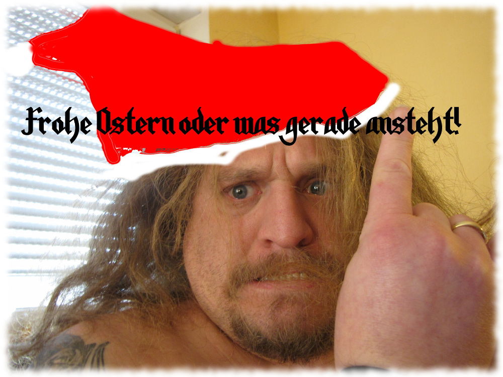 Ulf mit Pommesgabel, grimmigem Blick und bloem Oberkrper mit aufgemalter Weihnachtsmannmtze.