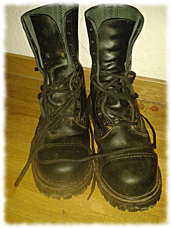 Aufgeschnrte dreckige Springerstiefel.