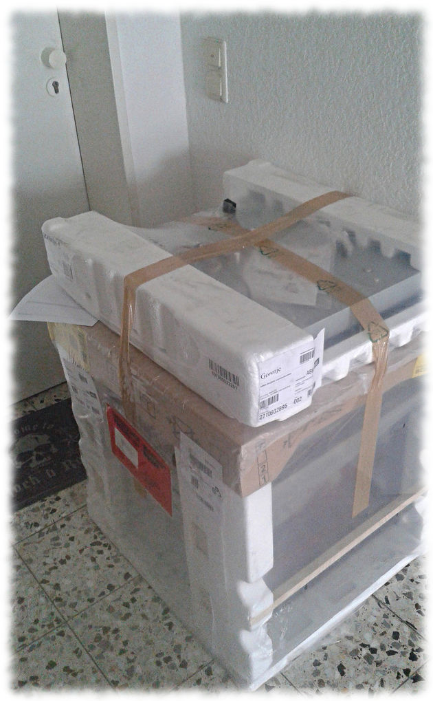 Herd, frisch geliefert und noch verpackt, vor der Wohnungstr.