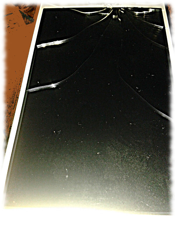Smartphone mit rissigem Display.