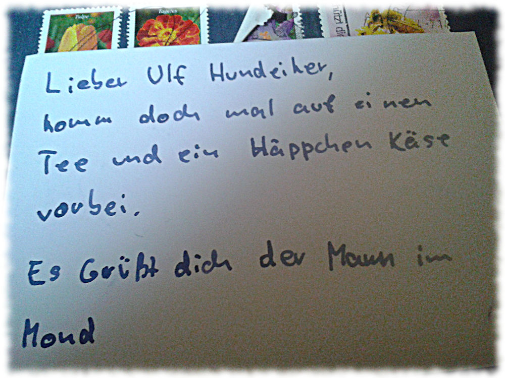 Zettel: Lieber Ulf Hundeiker, komm doch mal auf einen Tee und ein Hppchen Kse vorbei. Es grt dich der Mann im Mond