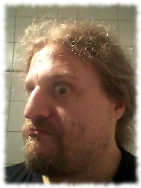 Unrasiert und strubbelig.