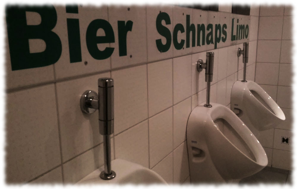 Urinale mit Beschriftung Bier-Schnaps-Limo