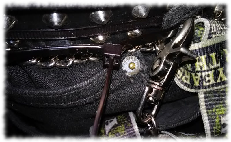 Die mit Kabelbinder verbundenen G�rtelschlaufen der Hose.