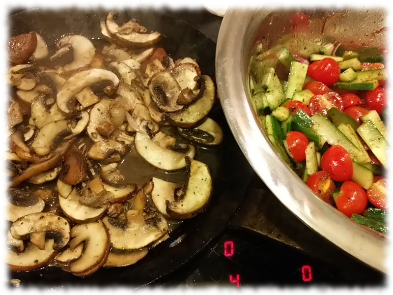 Dazu gab es geschmorte Champignons und einen Tomaten-Gurken-Salat.