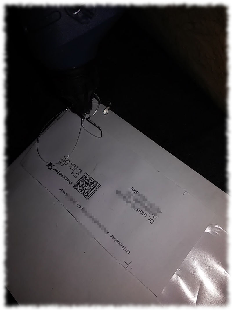 Briefmarke wird mit der Heiklebepistole befestigt.