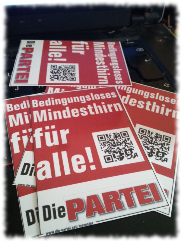 Aufkleber Bedingungsloses Mindesthirn fr alle auf PC, mit QR-Code.