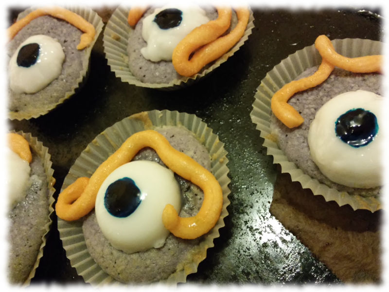 Grauviolette Cupcakes mit Marzipanwrmern und Augen aus gelierter Kokosmilch und Lebensmittelfarbe.