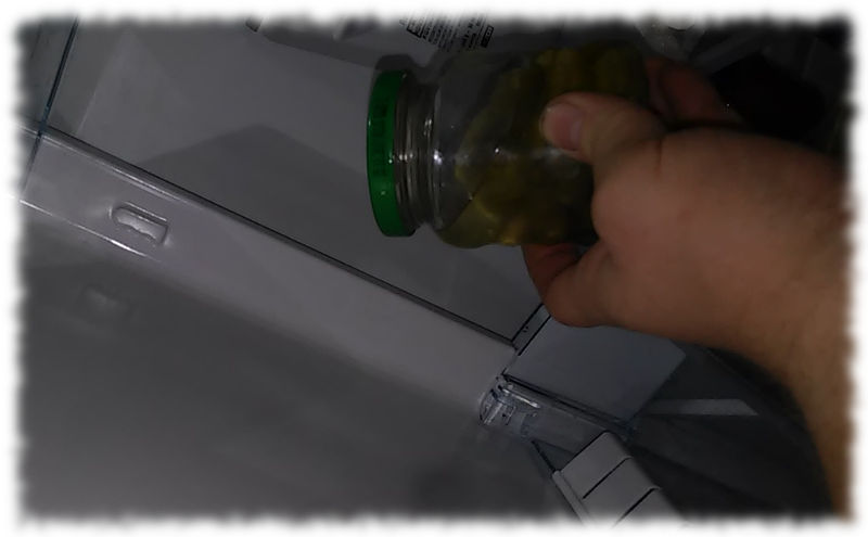 Glas mit Cornichons im Khlschrank.