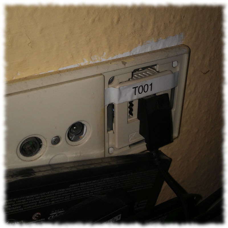 Telefon-Wandanschluss neben unbenutzten Fernseheranschlssen.