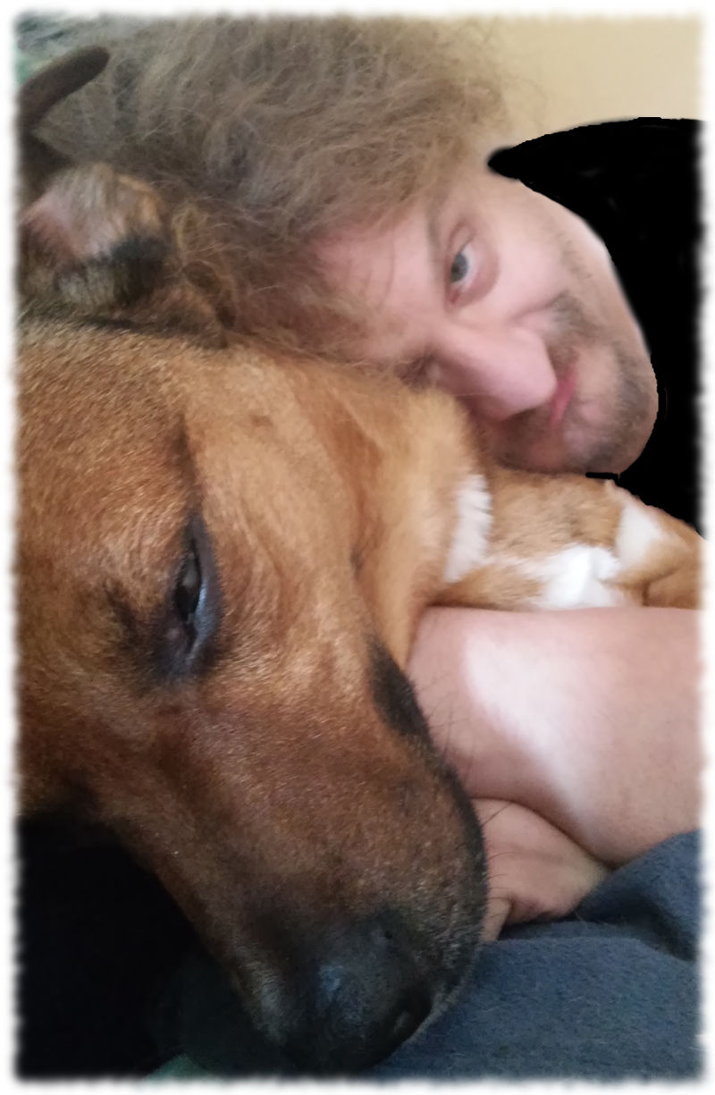 Ulf kuschelt mit Appenzeller-Mix Bruno.