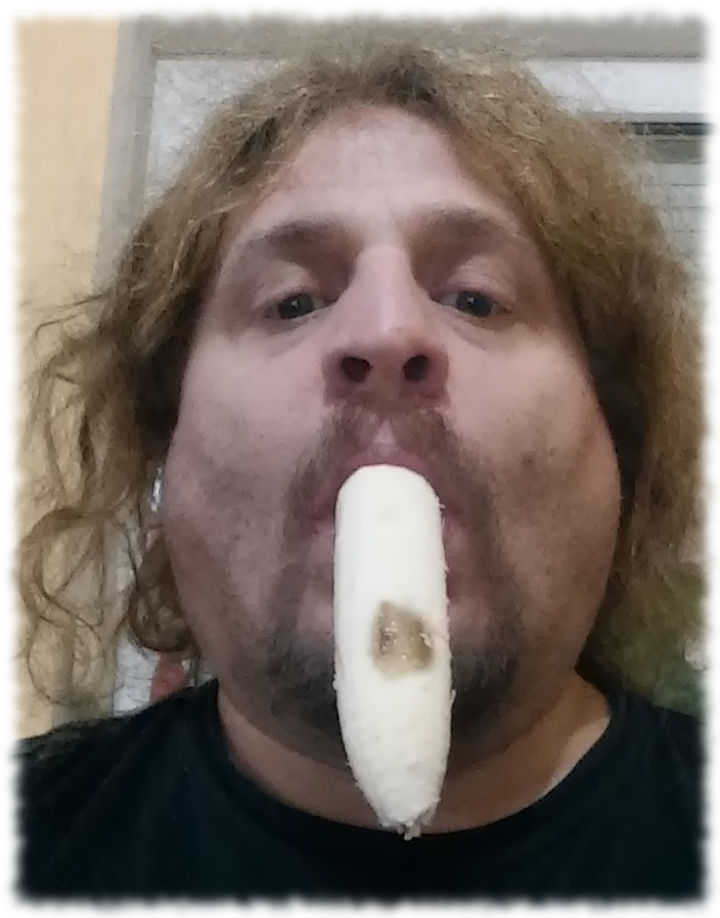 Ulf mit Banane im Mund.