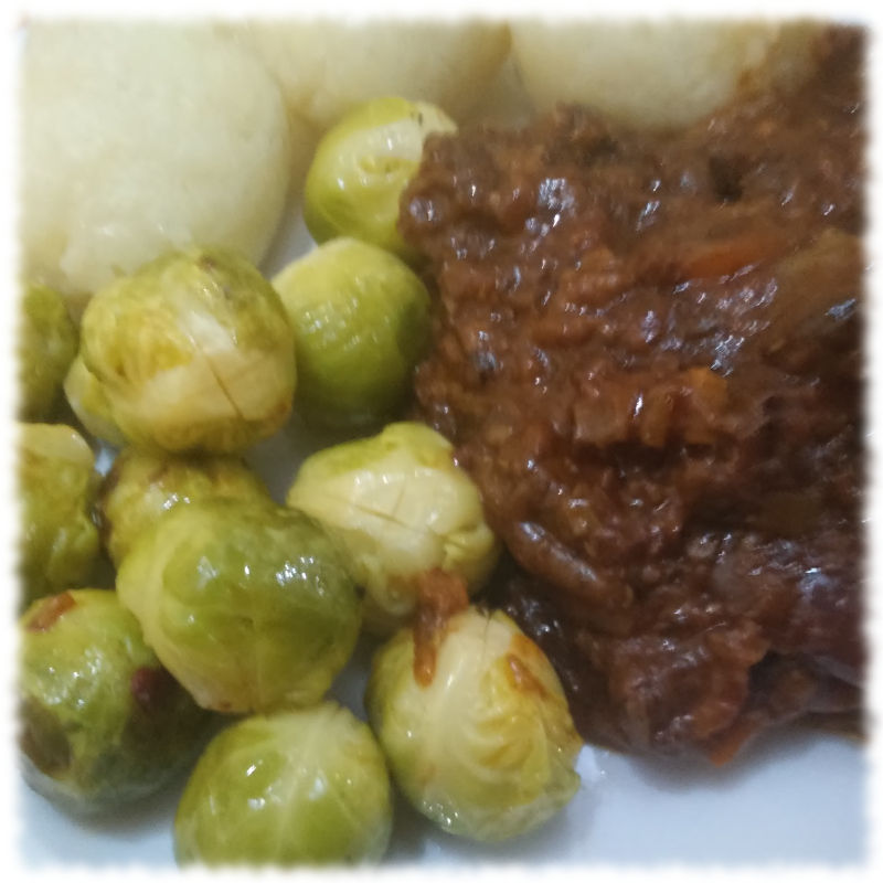Gulasch, Kndel und Rosenkohl.