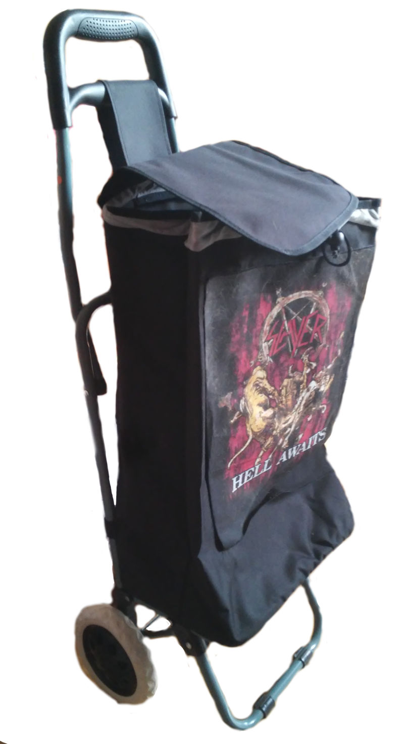 Rentnerporsche aka Einkaufstrolley, schwarz mit groem Backpatch von Slayer auf der Front. 