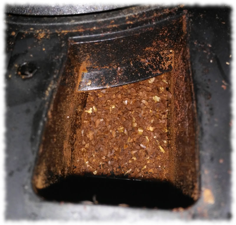 Geffneter Kaffeekanal zwischen Mahlwerk und Filter.