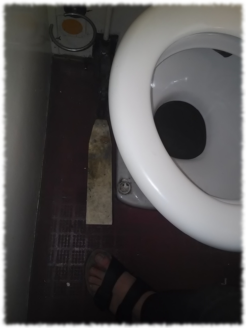 Alte Zugtoilette mit Gleisanschluss