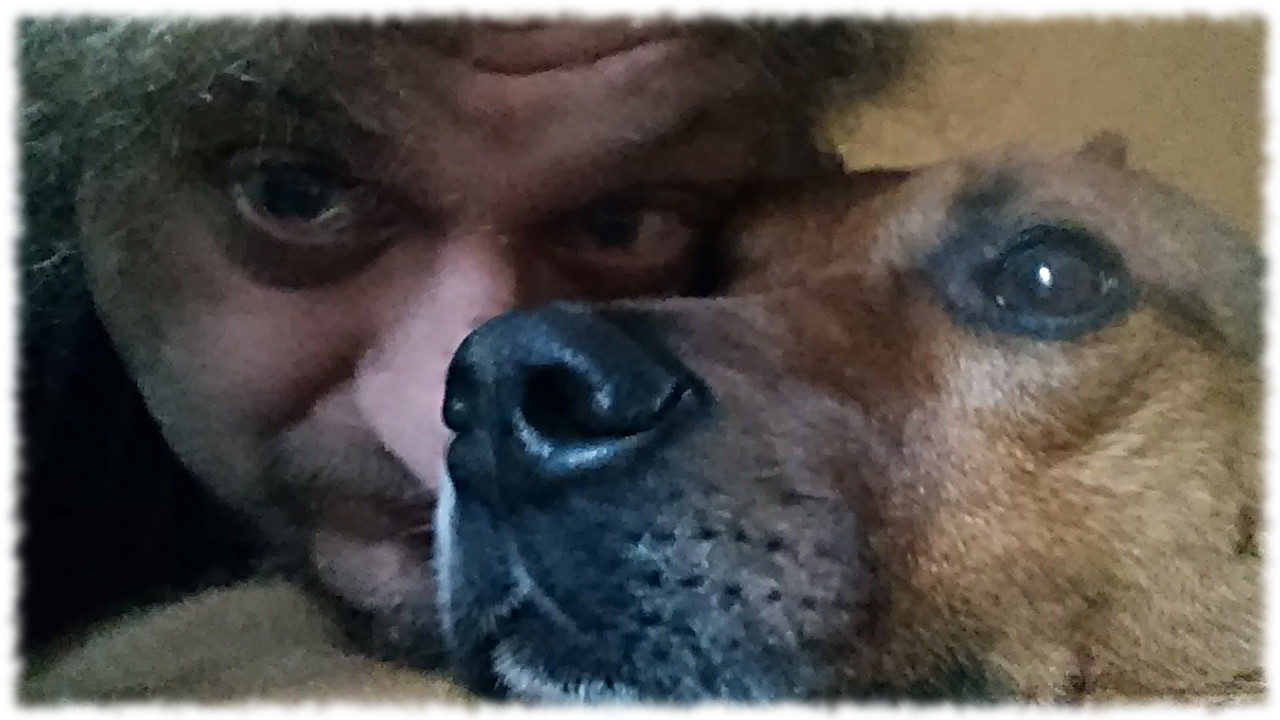 Ulf und Bruno zufrieden am schmusen.