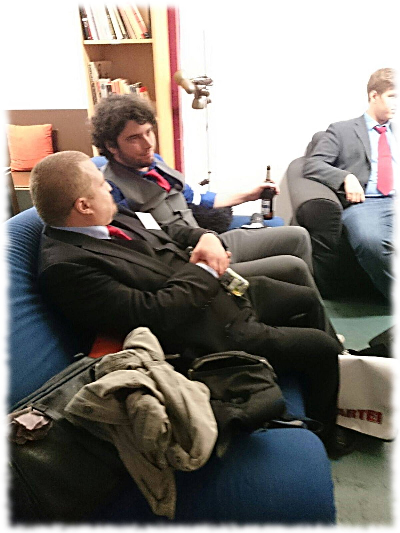 Der Vorsitzende des KV Mnster (ich) auf dem Sofa mit dem Vorsitzenden des gastgebenden KV Rhein-Sieg (Bastian Reichardt).