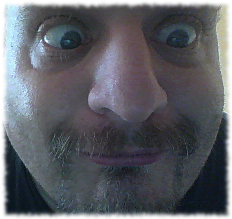 wahnsinnig blickend.