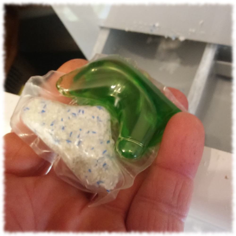 Zweikammerbeutel mit portioniertem Waschmittel (Persil)