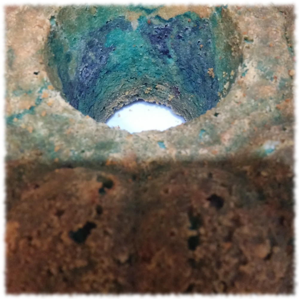 Kuchen vor dem Anschnitt, Farbe schimmert durch.