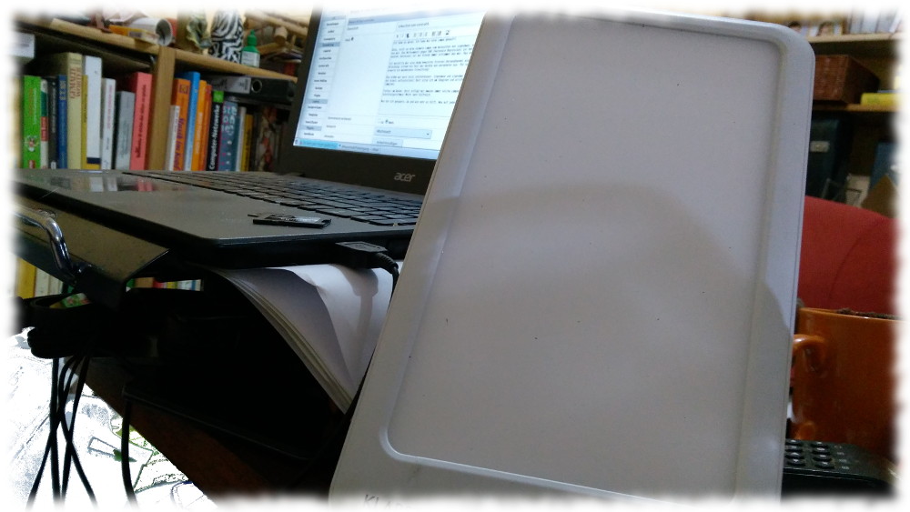Lichttherapiedings neben Notebook.