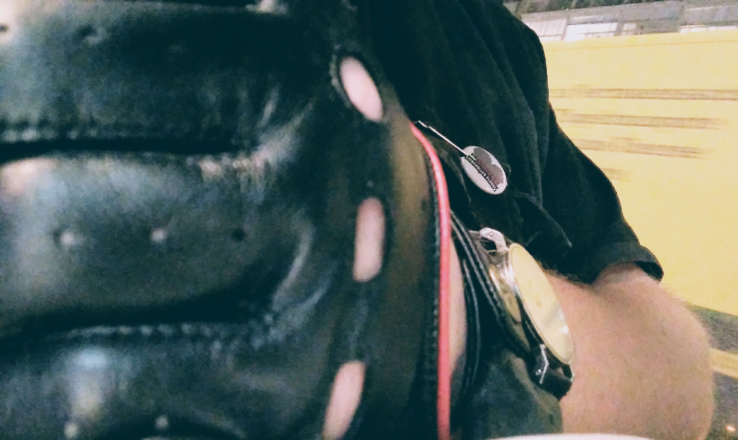 nackter Arm mit Handschuh