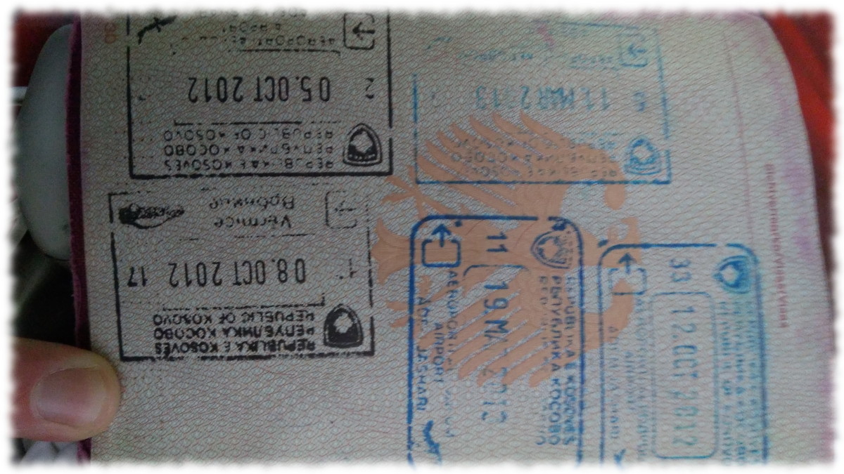 Seite aus meinem Reisepass mit Stempeln von Kosovo und Albanien.